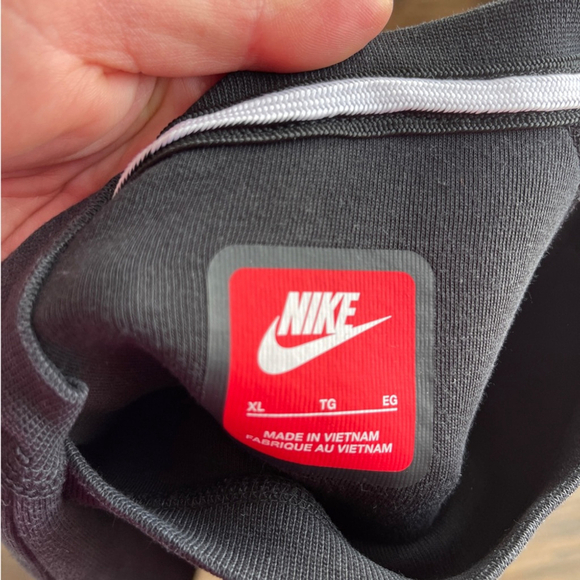 Nike Boys Black Crewneck Sweatshirt Tech fleece size XL casual sporty - Picture 4 of 4